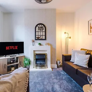  Holiday home Bright Cottage: Centre Retreat For 6