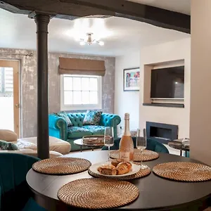  Holiday home Pass The Keys Castle St Spacious Centre 2 Bed Townhouse With Parking