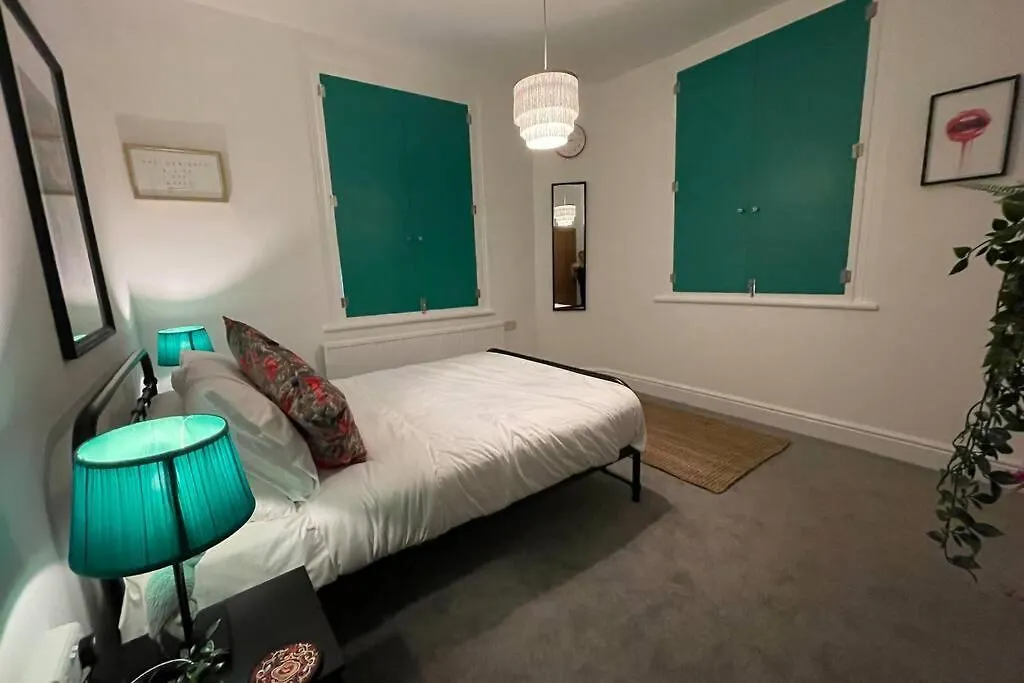 Boutique City Centre Apartment With Parking Chester