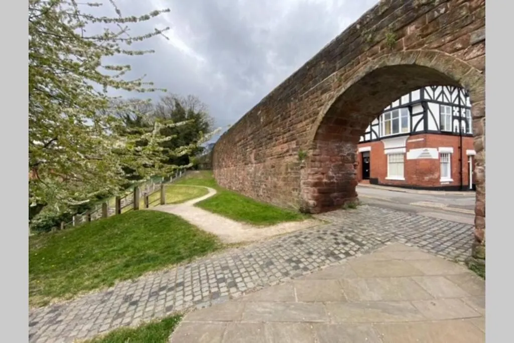 Boutique City Centre Apartment With Parking Chester